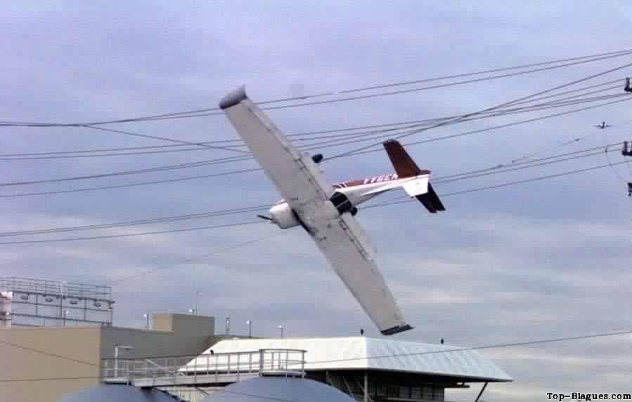 un avion et des fils