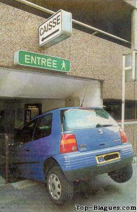 par l'entrée