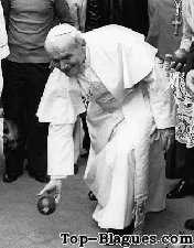 le pape joue avec ses boules