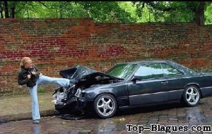 Voiture démolie en un coup de pied