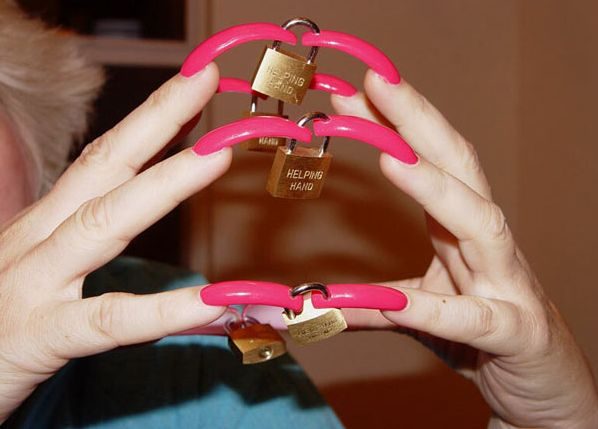 Menottes à ongles