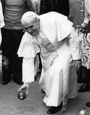 Le pape joue avec ses boules
