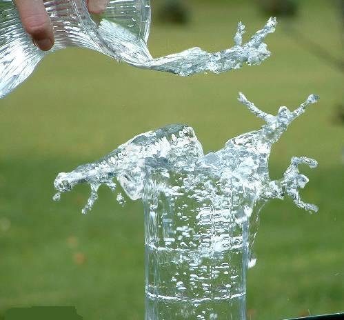 Verre rempli d'eau