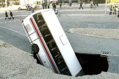 Bus tombé dans un trou