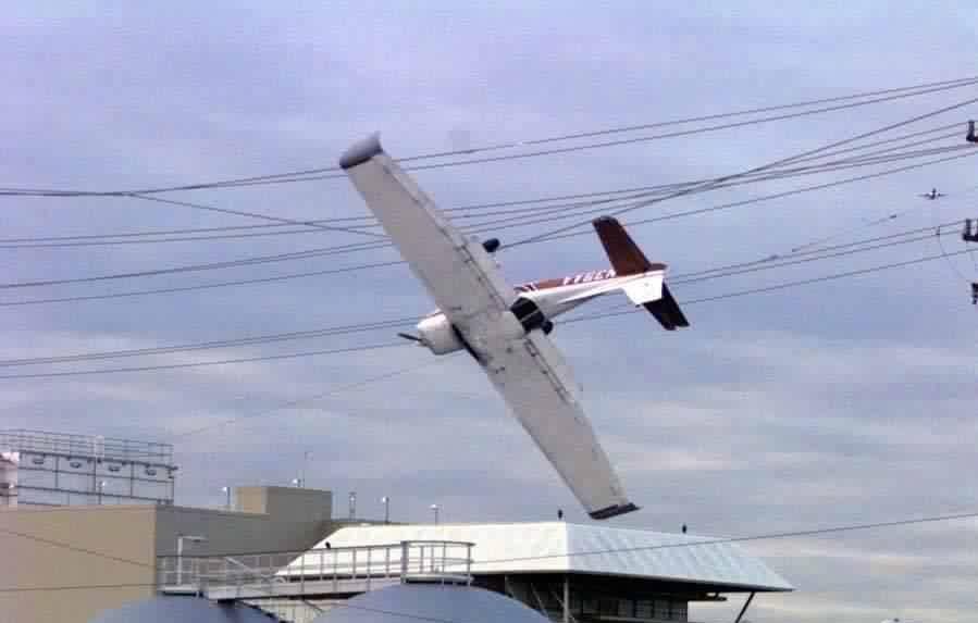 Un avion et des fils