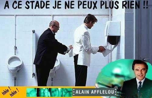 Un homme qui s'essui sur un autre